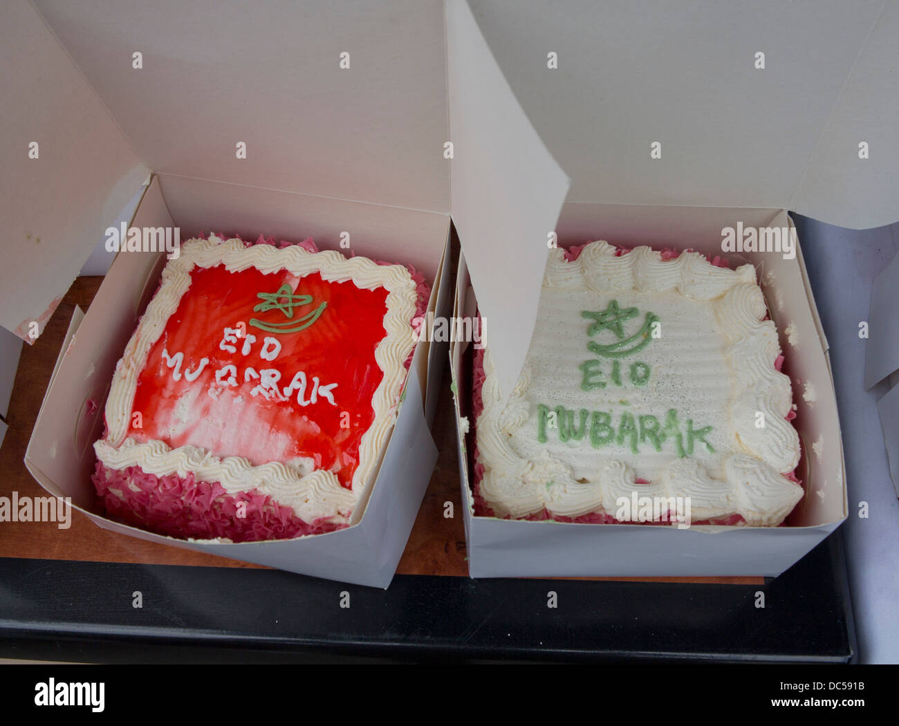 Gateaux Pour Celebrer Eid Mubarak A La Fin Du Ramadan Par L East London Mosque A Whitechapel Photo Stock Alamy Gateaux Pour Celebrer Eid Mubarak A La Fin Du Ramadan Par L East London Mosque A Whitechapel Photo Stock Alamy