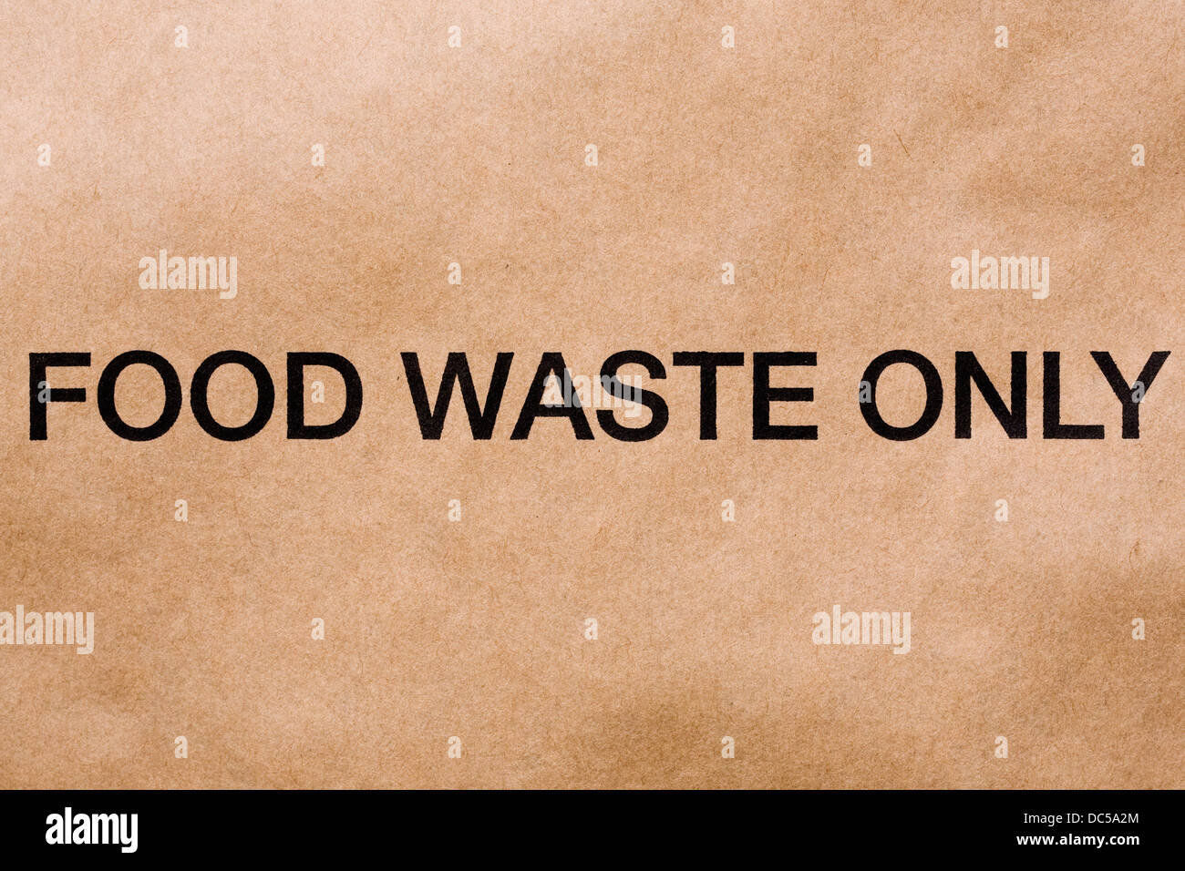 Les déchets alimentaires logo sur un sac en papier brun. Banque D'Images