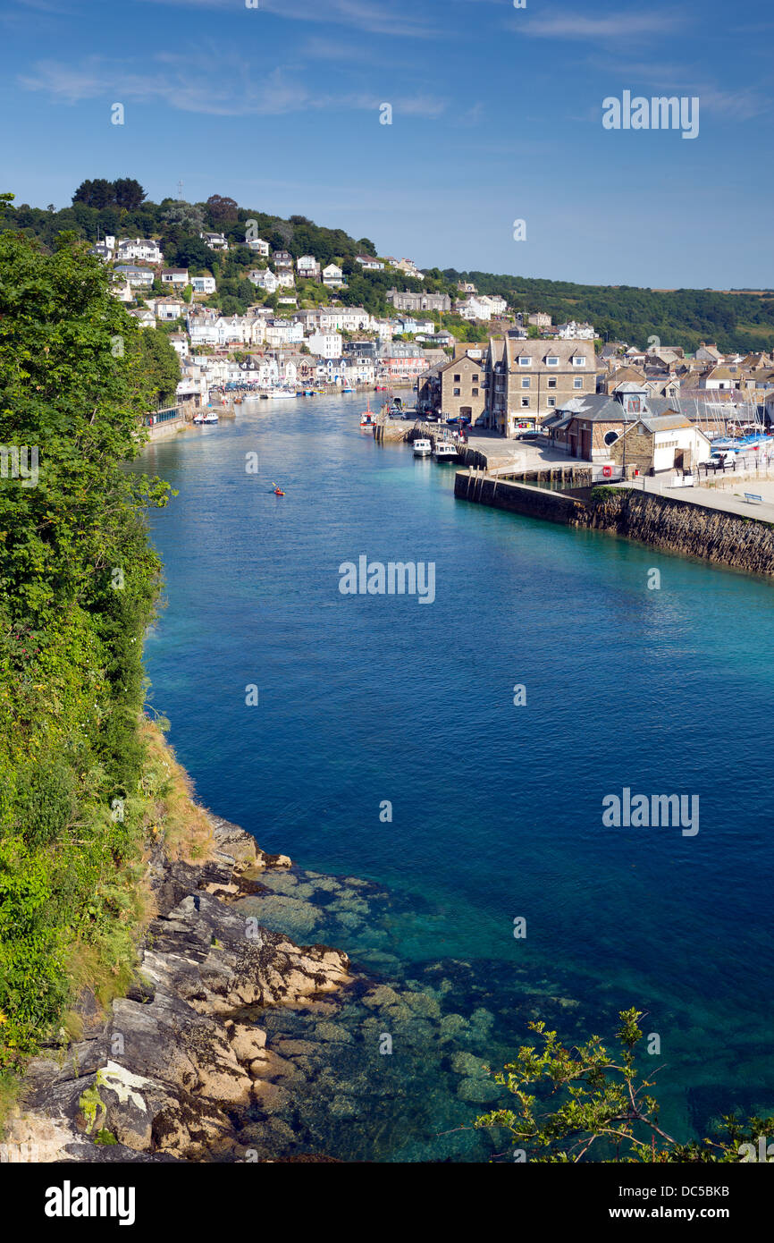 Cornwall Looe Angleterre, côte anglaise ville avec mer bleue et le ciel sur un jour d'été ensoleillé Banque D'Images