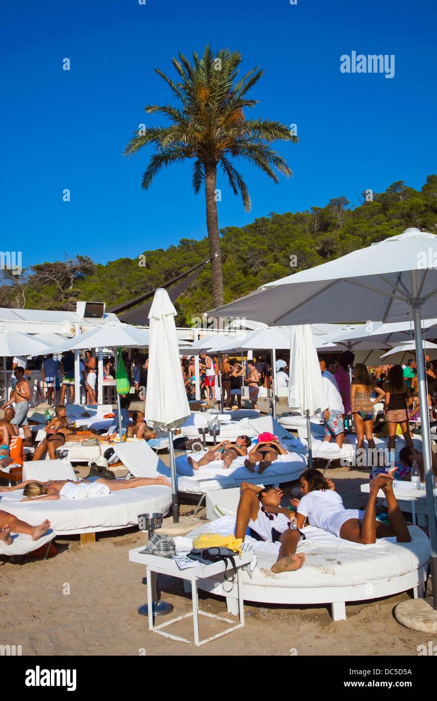 Les jeunes gens sur la plage Blue Marlin Bar. Jondal Plage. Sant Josep de sa Talaia. Ibiza. Îles Baléares. L'Espagne. Banque D'Images