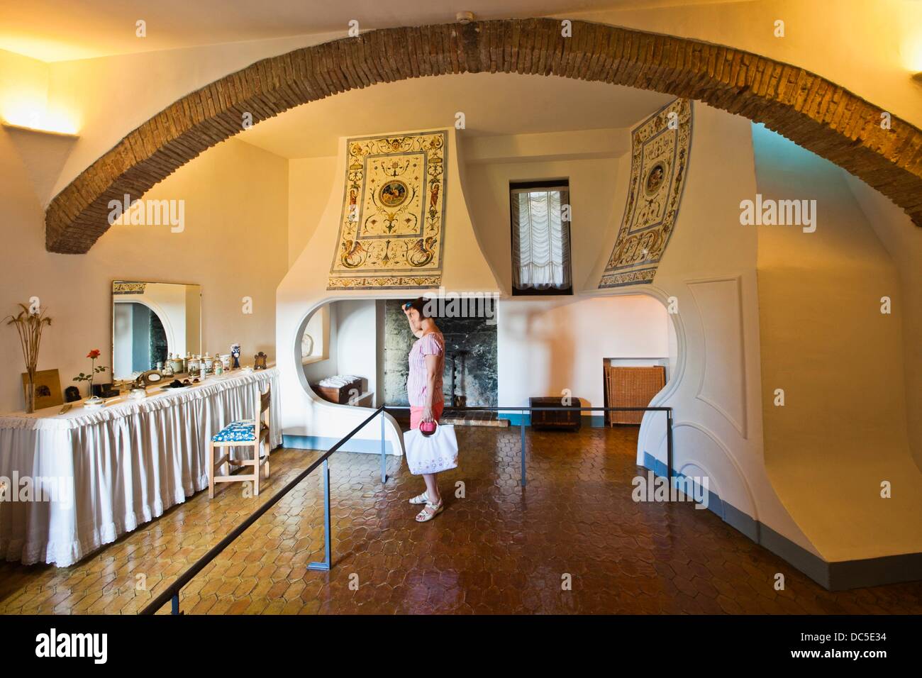 Le Gala Wc Dans Le Chateau De Pubol Dali Salvador Gala Pubol Baix Emporda Costa Brava Gerone Catalogne Province Photo Stock Alamy