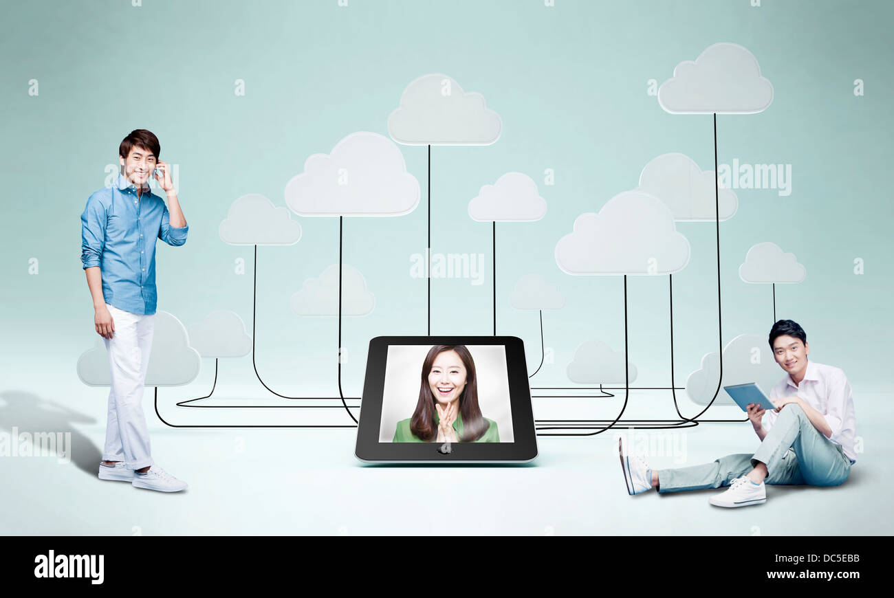 Tablet PC entre les hommes avec des appareils intelligents Banque D'Images