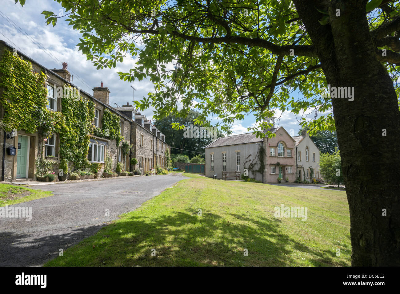 Le village de Langcliffe dans Yorkshire du nord, nord-ouest de l'Angleterre. Banque D'Images Le village de Langcliffe dans Yorkshire du nord, nord-ouest de l'Angleterre. Banque D'Images