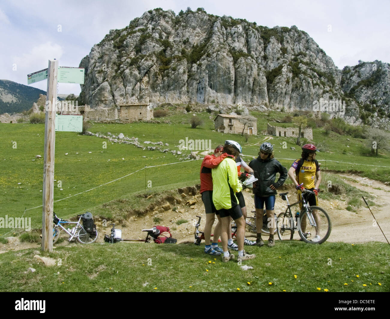 Peguera. Les motards à la recherche à la carte. Province de Barcelone. La Catalogne. Mountain-bike. Ttc. PR C 73. GR 107. Chemin des bons hommes (Camí Banque D'Images