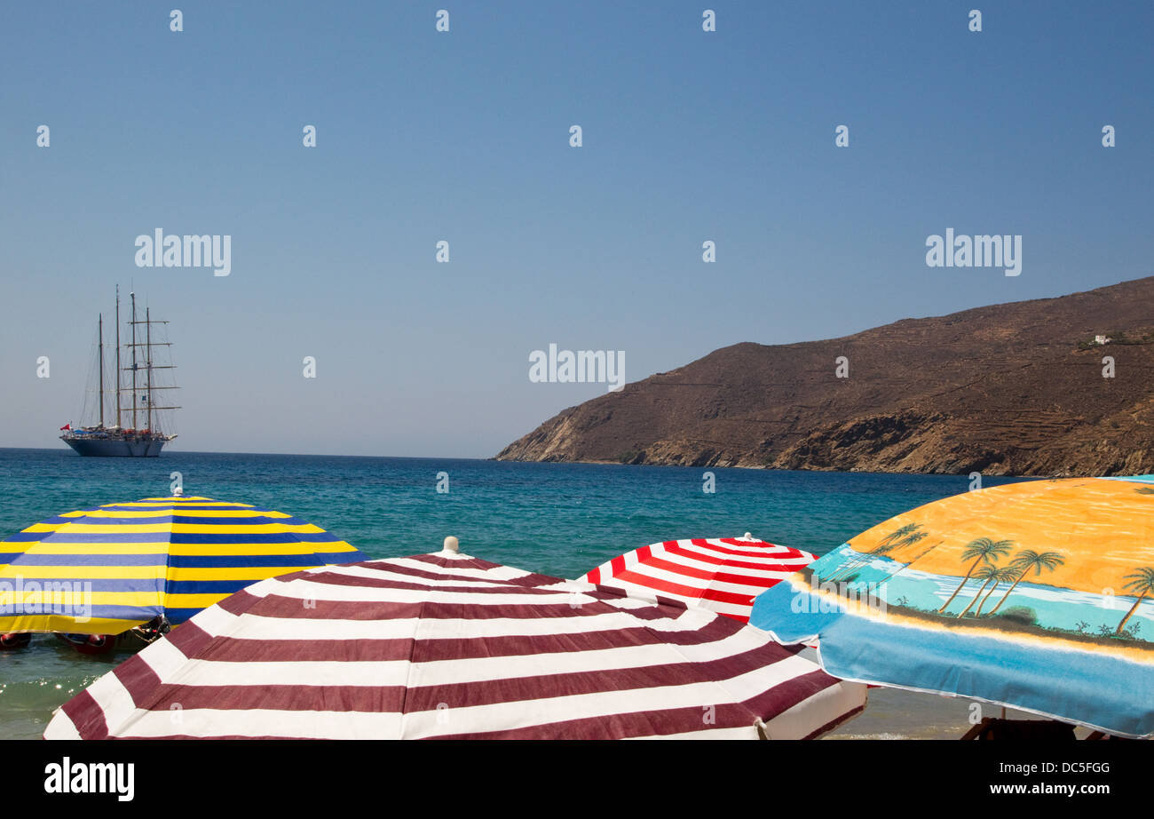 Parasols colorés sur une plage grecque Banque D'Images