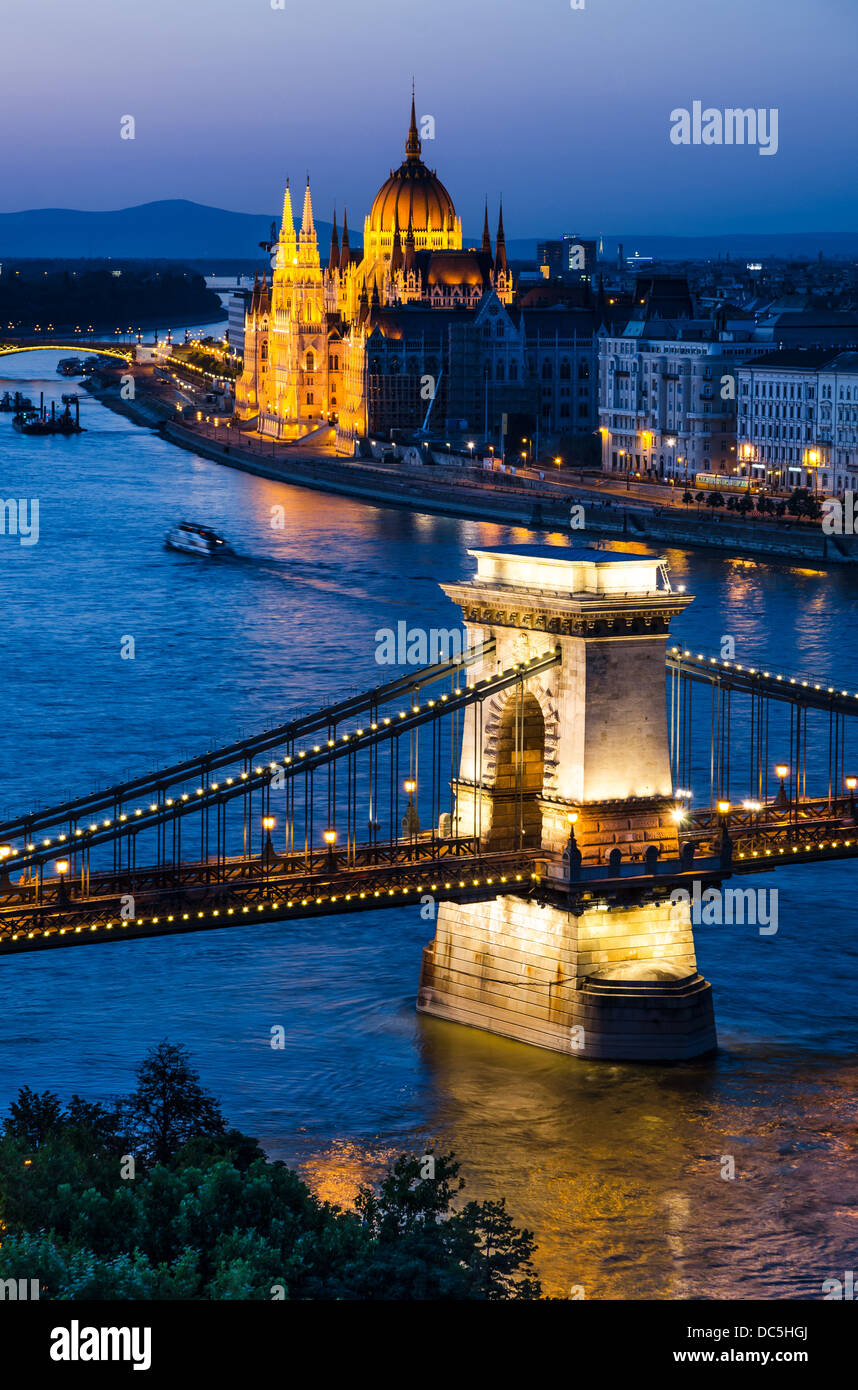 Pont des chaînes Széchenyi est un pont suspendu sur le Danube, Budapest, Hongrie Orszaghaz avec bâtiment du Parlement. Banque D'Images