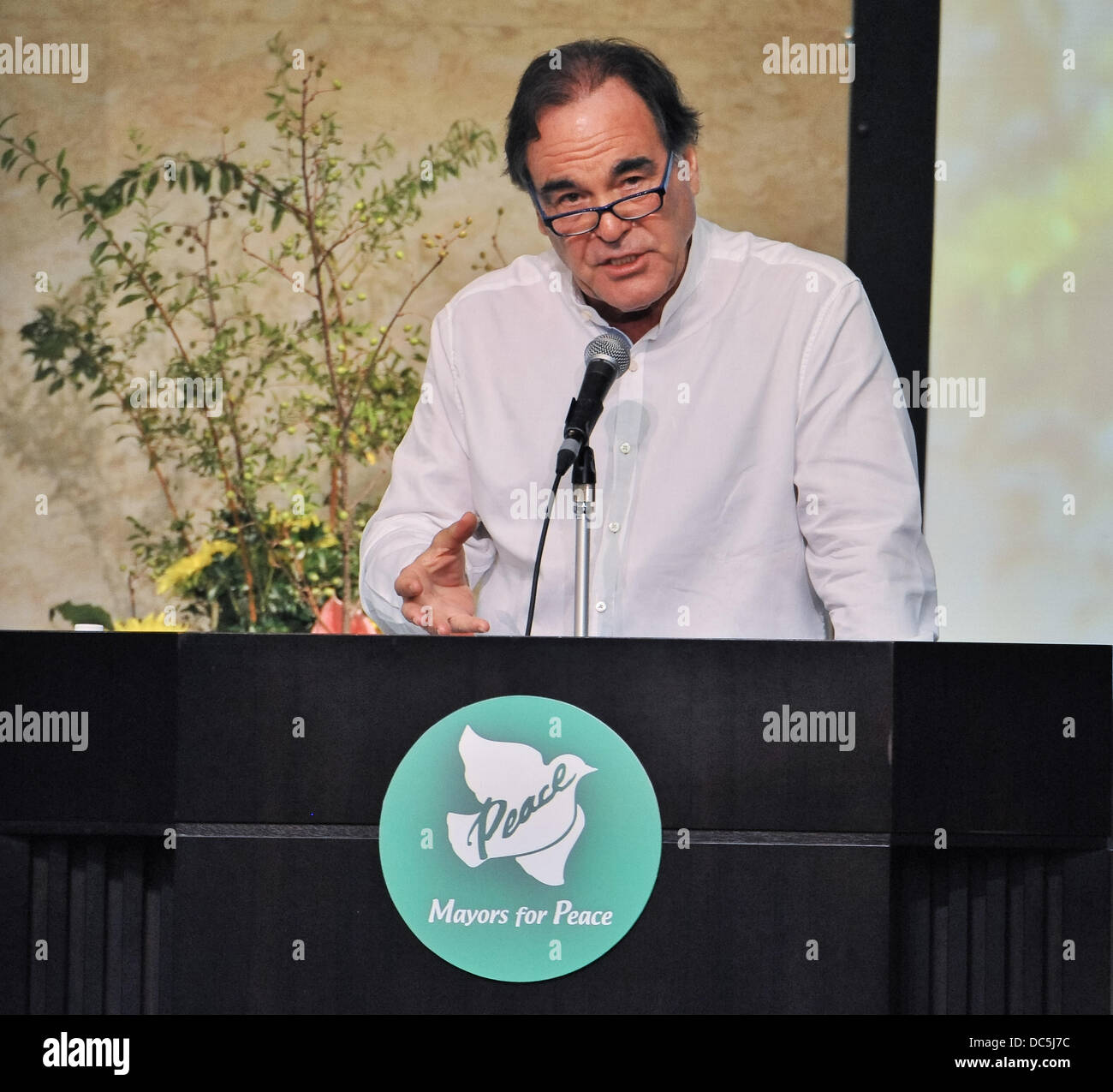 Oliver Stone, Aug 05, 2013 : Hiroshima, Japon : réalisateur Oliver Stone assiste à la "8ème conférence générale de Mayer pour la paix à Hiroshima, Japon, le 5 août 2013. Banque D'Images