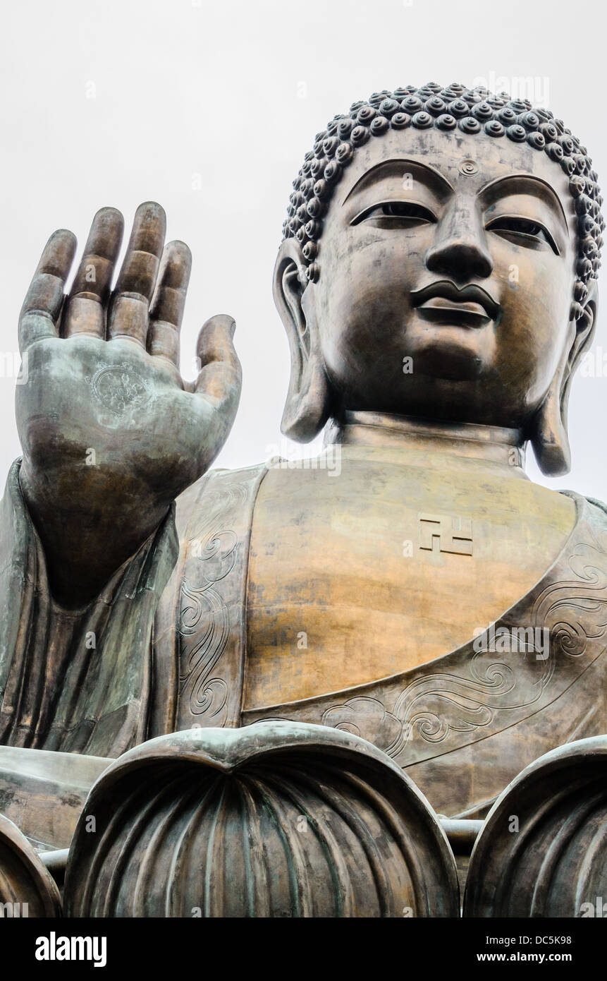 Tian Tan Buddha, également connue sous le nom de Bouddha, est une grande statue en bronze d'un Bouddha, Ngong Ping, l'île de Lantau, à Hong Kong. Banque D'Images