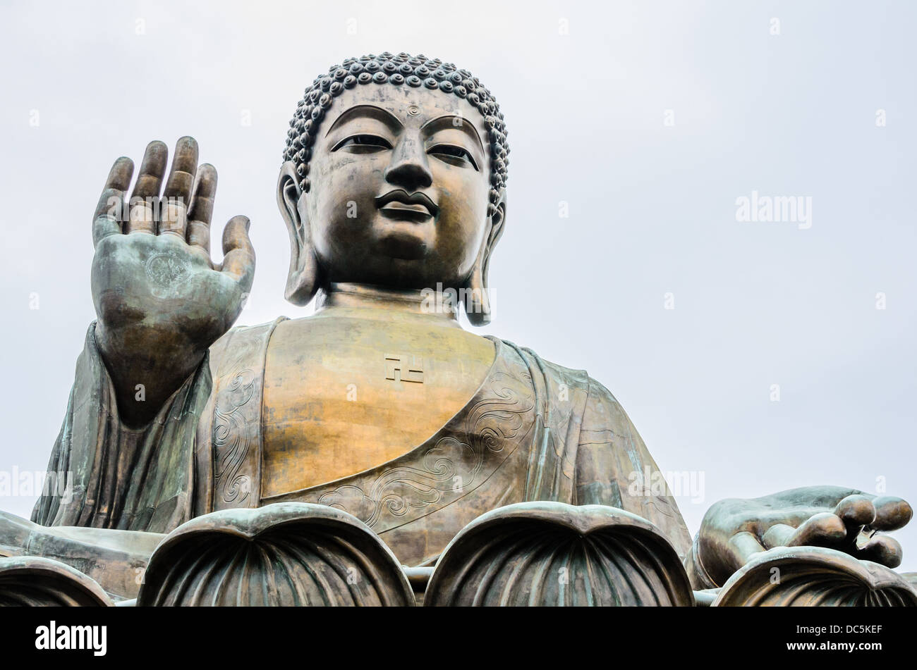 Tian Tan Buddha, également connue sous le nom de Bouddha, est une grande statue en bronze d'un Bouddha, Ngong Ping, l'île de Lantau, à Hong Kong. Banque D'Images