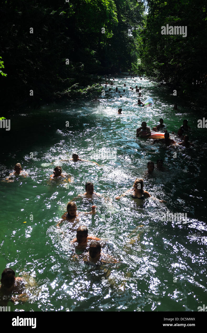 Les gens de nager dans la rivière Eisbach, Monich, Bavière, Allemagne Banque D'Images