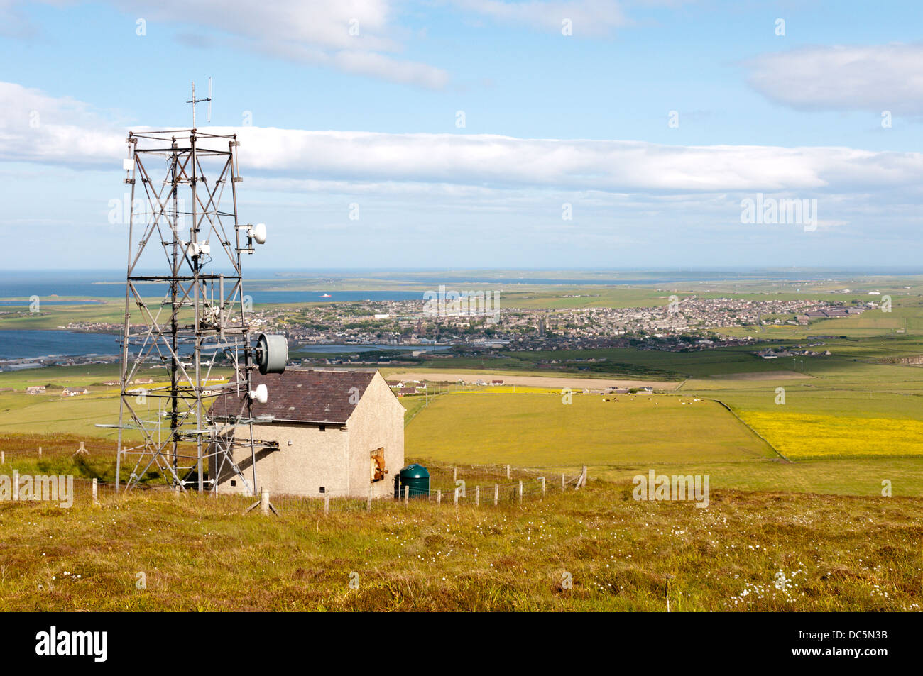 Wideford Hill émetteur radio au-dessus de Kirkwall, Orkney. Banque D'Images
