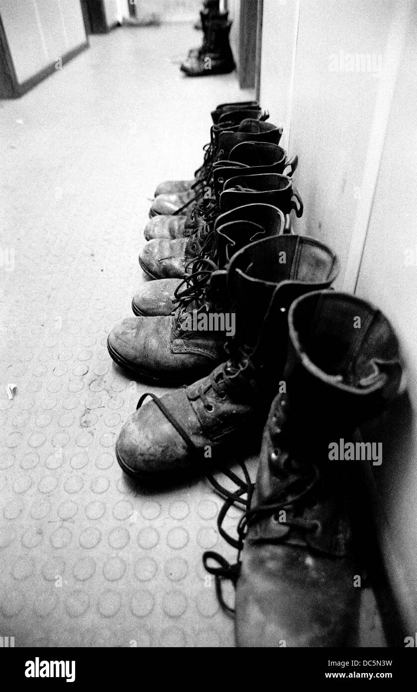 Les soldats de l'armée britannique Boots à l'extérieur quarts de sommeil en Dungannon Barracks, dans le comté de Tyrone en Irlande du Nord 1993 Banque D'Images