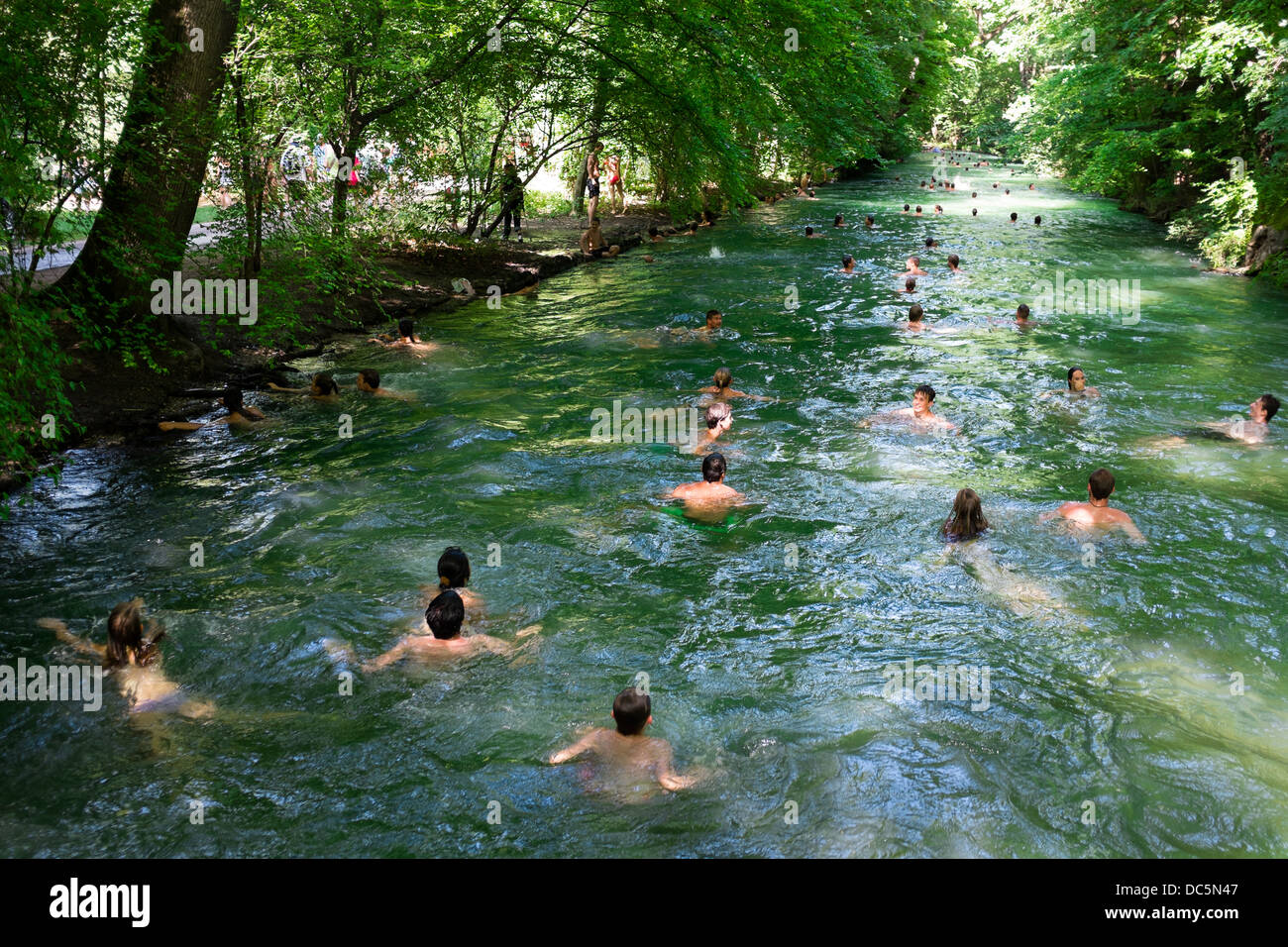 Les gens de nager dans la rivière Eisbach, Monich, Bavière, Allemagne Banque D'Images