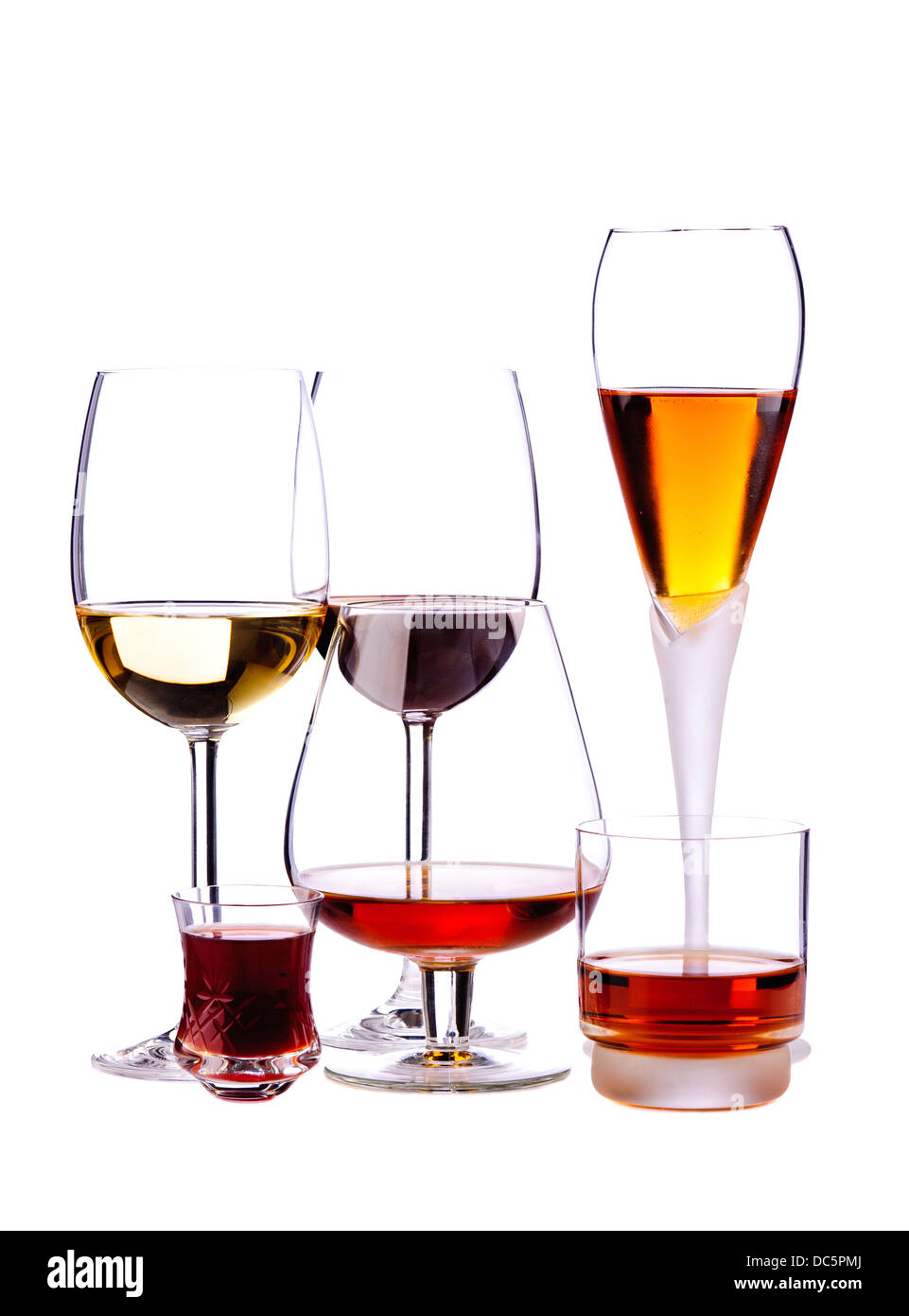 Verres de différentes boissons alcoolisées isolé sur fond blanc Banque D'Images