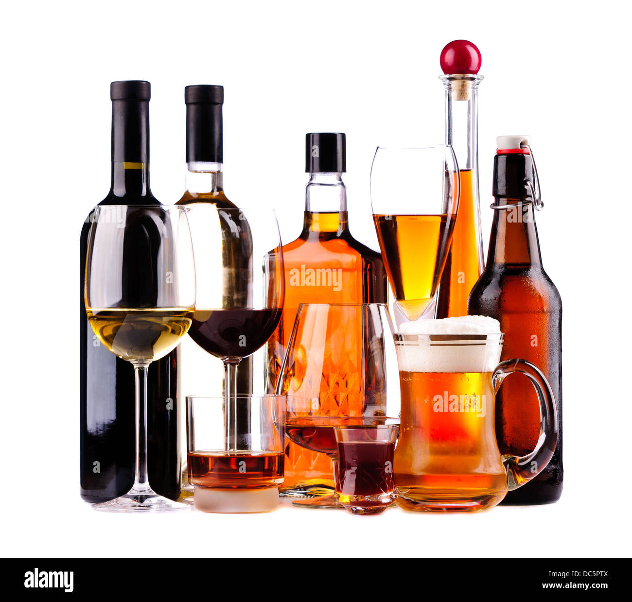 Différentes bouteilles et verres de boissons alcoolisées isolé sur fond blanc Banque D'Images