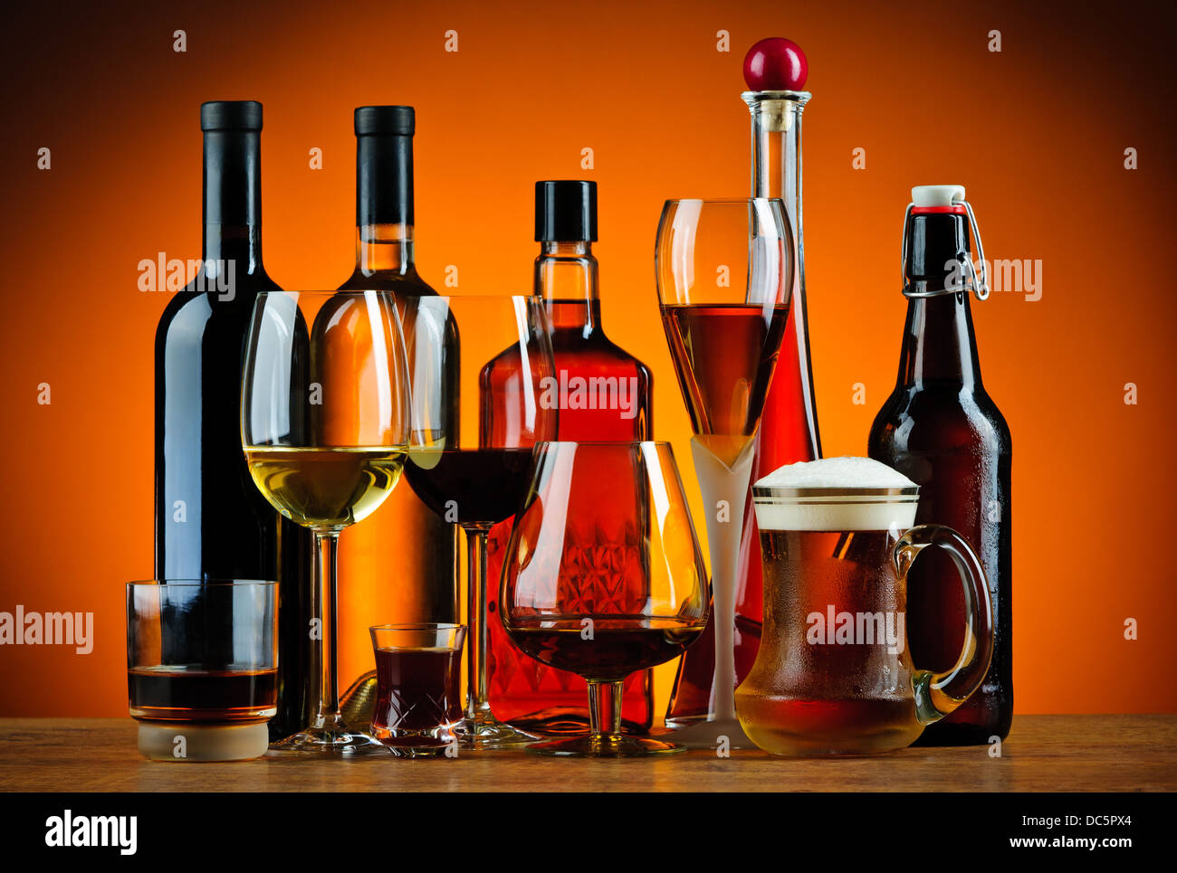 La vie toujours avec différents verres et bouteilles d'alcool, Banque D'Images