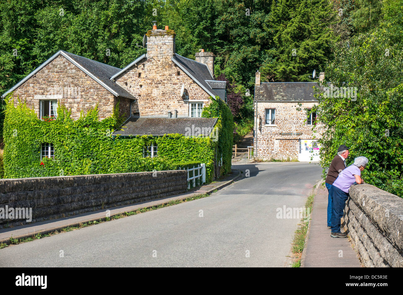 Vieux couple sur le pont à Saint-omer, près de Clécy, Calvados, Basse-Normandie, nord ouest de la France. Banque D'Images