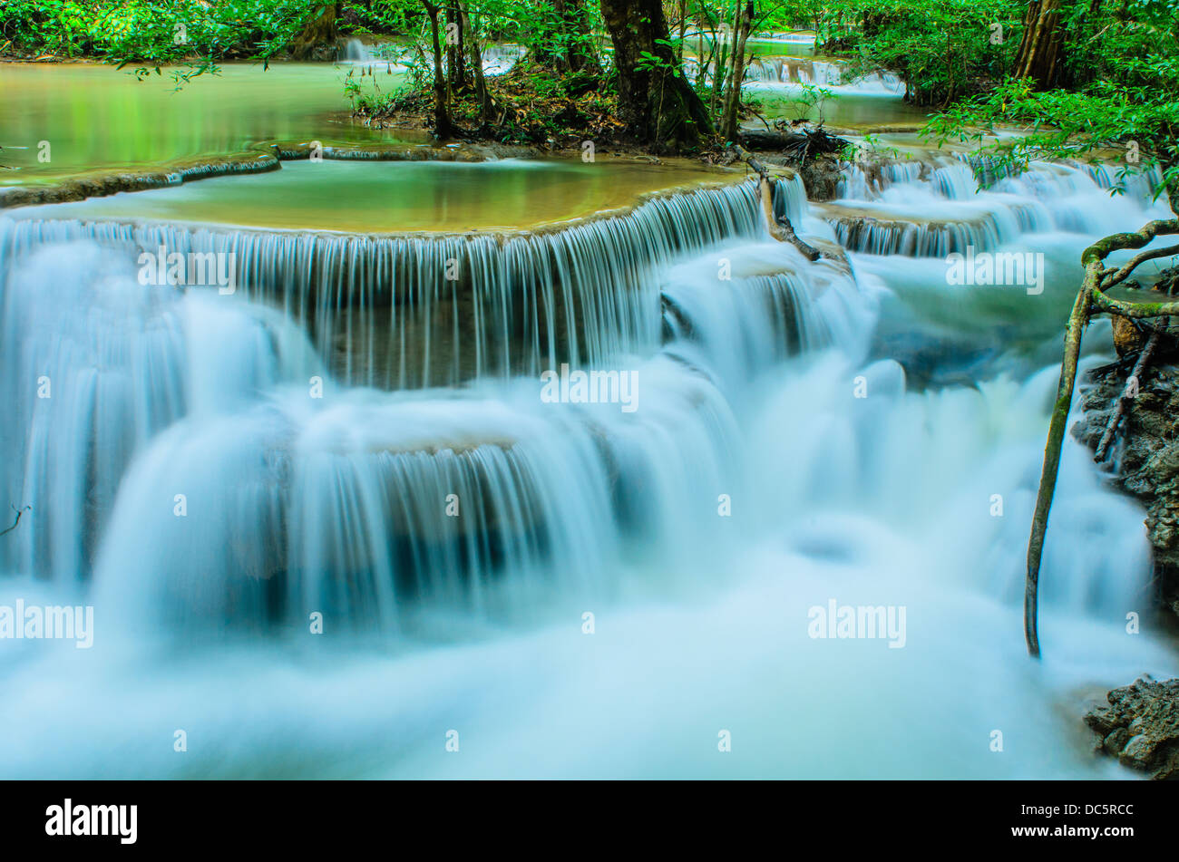 Huay Mae Khamin Cascade paradis, situé en forêt profonde de la Thaïlande. Le Parc National de Huay Mae Khamin, Kanchanaburi, Thaïlande. Banque D'Images