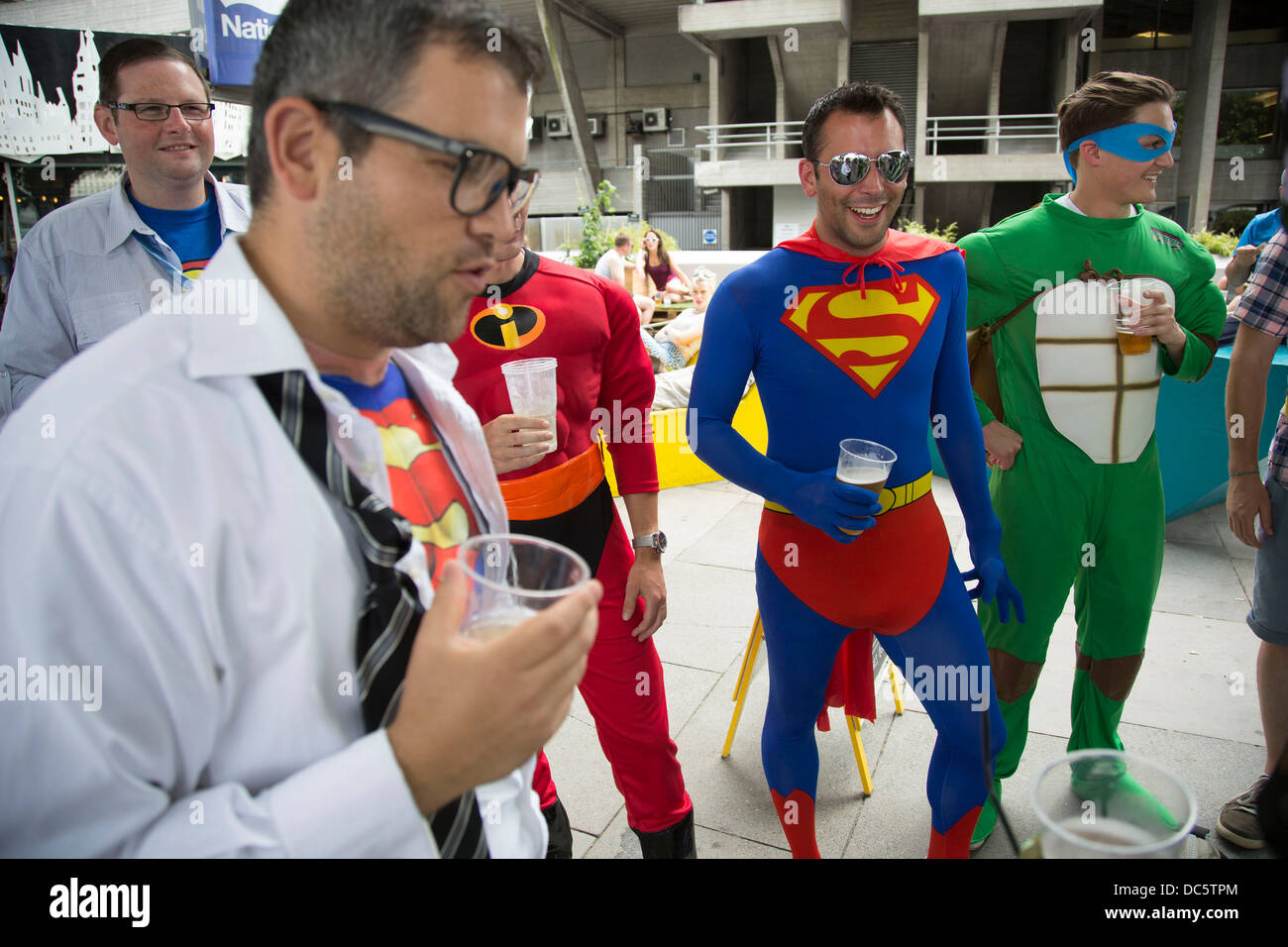 Enterrement amis habillés en costumes de super-héros commencent leur