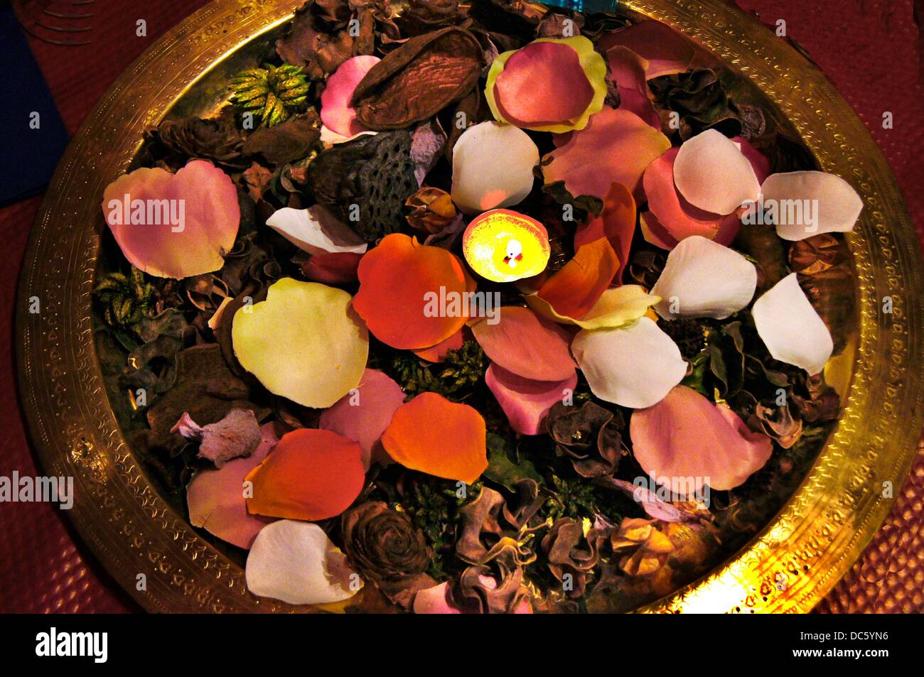 Plaque de cuivre avec des fleurs, Maroc Banque D'Images