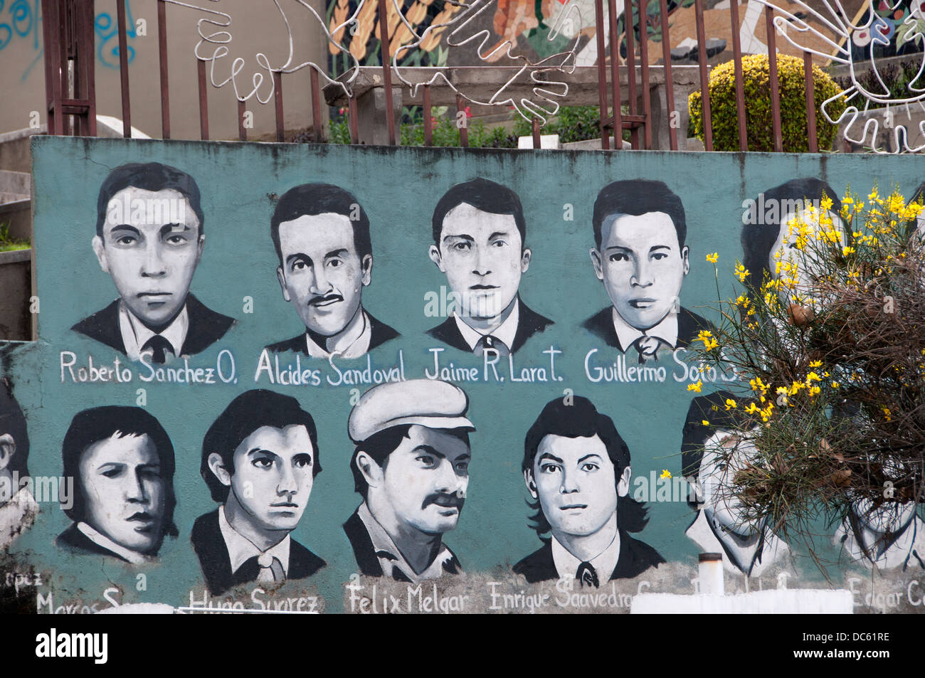 Bolivie juin 2013. La Paz. Monument aux martyrs de la dictature, Plaza Oroza. Un groupe de portraits de personnes disparues. Banque D'Images