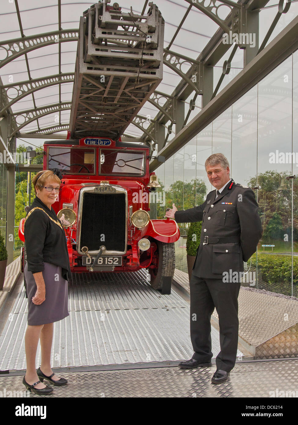 Leyland, Lancashire, UK 8e août 2013. Maire de South Ribble, Dorothy Gardner et pompier chef Officier du Lancashire, incendie et sauvetage Chris Kenny lors de l'inauguration du dernier survivant 1938 Leyland TL Fire Engine. © Sue Burton/Alamy News Banque D'Images