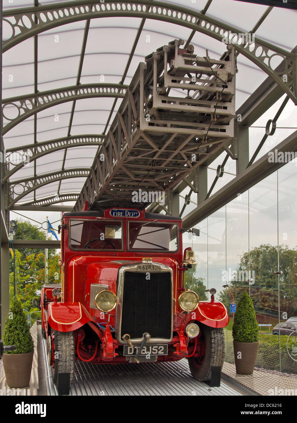 Leyland, Lancashire, UK 8e août 2013. Dernier survivant 1938 Leyland TL à incendie, nommée Norma, dévoilé pour la première fois dans son nouveau boîtier en verre dans le cadre du projet Gateway Leyland en face des invités. © Sue Burton/Alamy News Banque D'Images