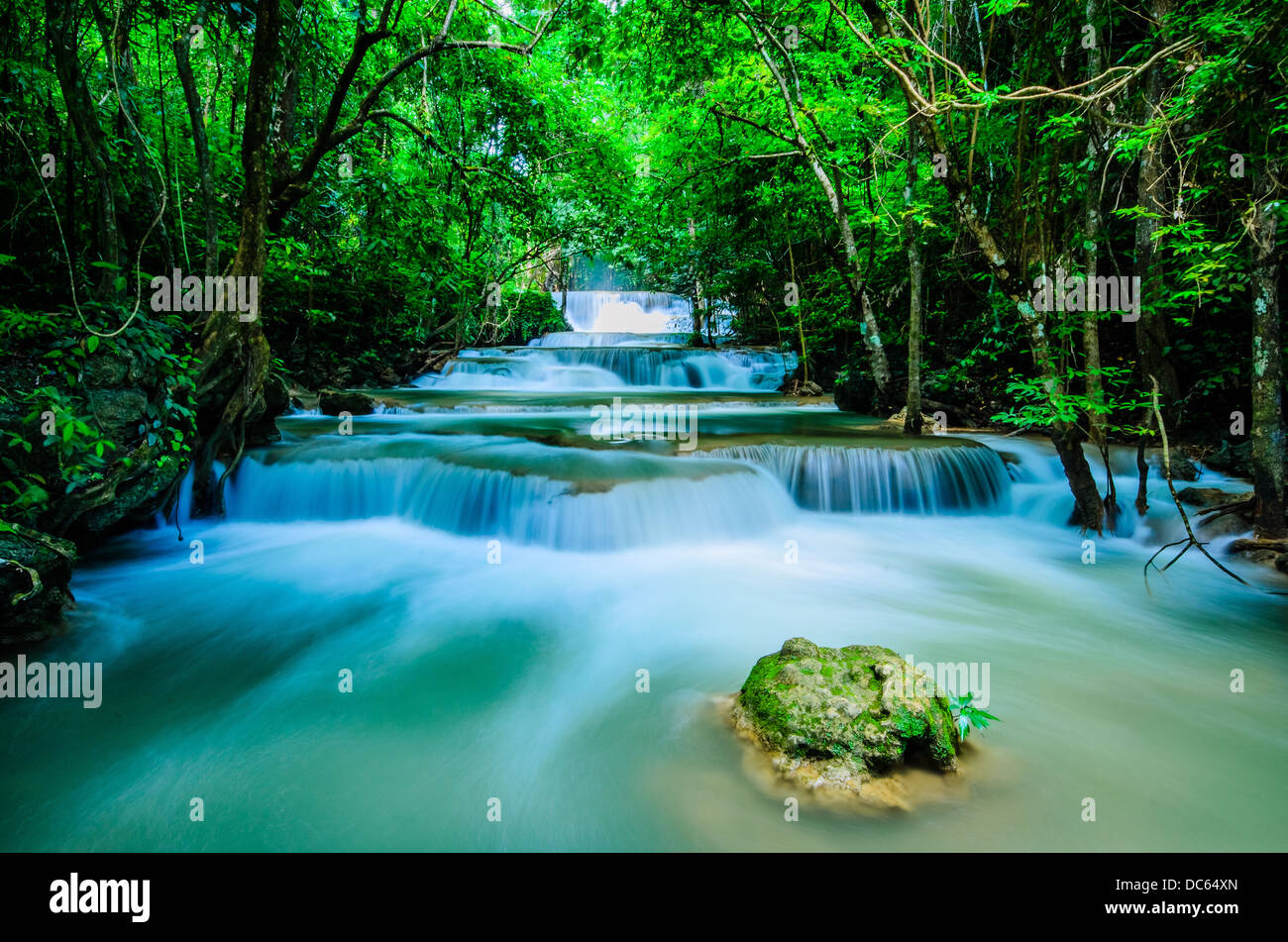 Huay Mae Khamin Cascade paradis, situé en forêt profonde de la Thaïlande. Huay Mae Khamin - Chute d'eau est si belle cascade de Banque D'Images