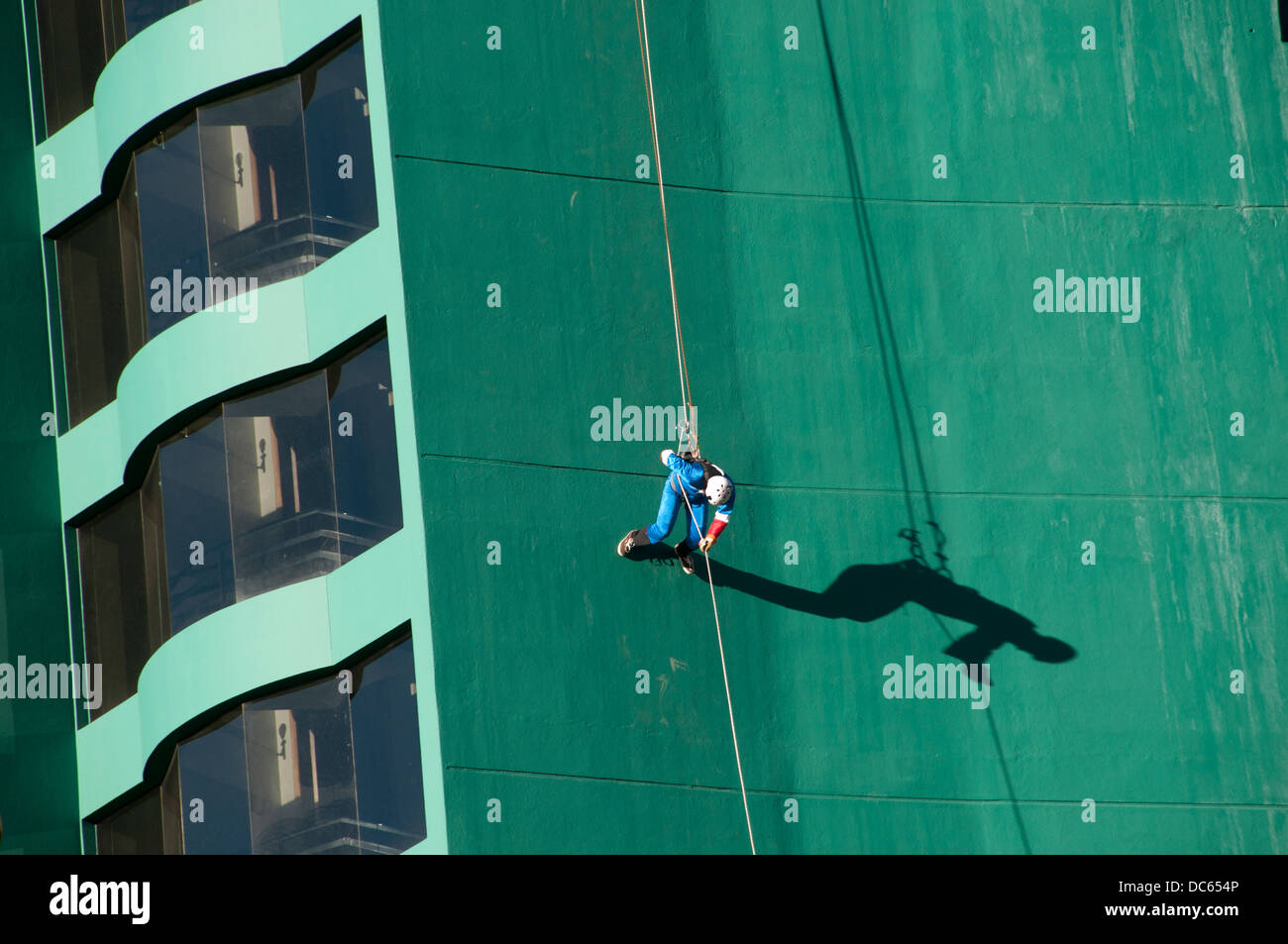 La Bolivie pour organiser Rush urbain .les gens à descendre les 17 étages de l'hôtel Presidente portant un costume de Spiderman. Banque D'Images