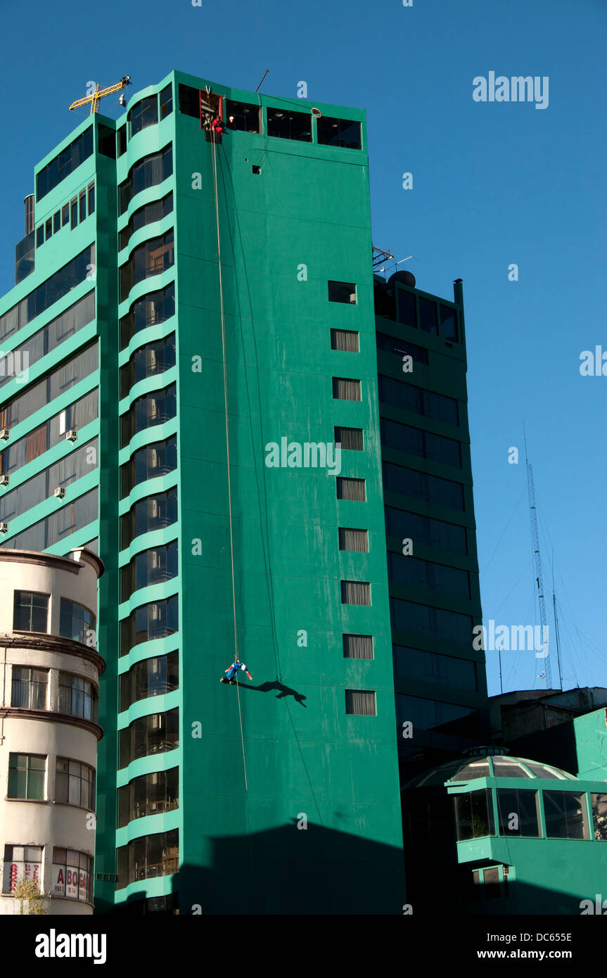 La Bolivie pour organiser Rush urbain .les gens à descendre les 17 étages de l'hôtel Presidente portant un costume de Spiderman. Banque D'Images