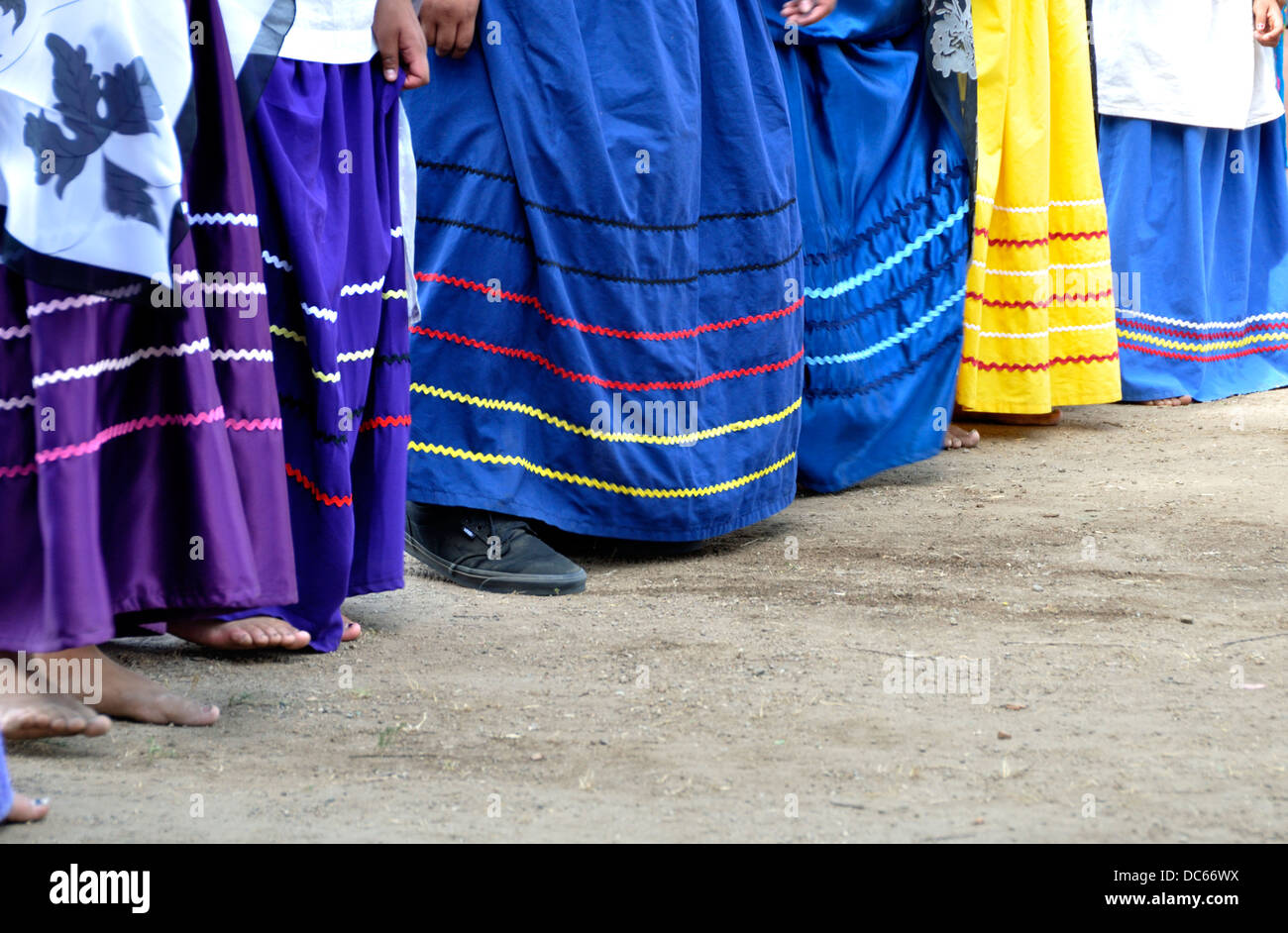 Robes de jeunes femmes danseurs du Maricopa-Pima Rivière-salt tribes démontrant une dance Banque D'Images