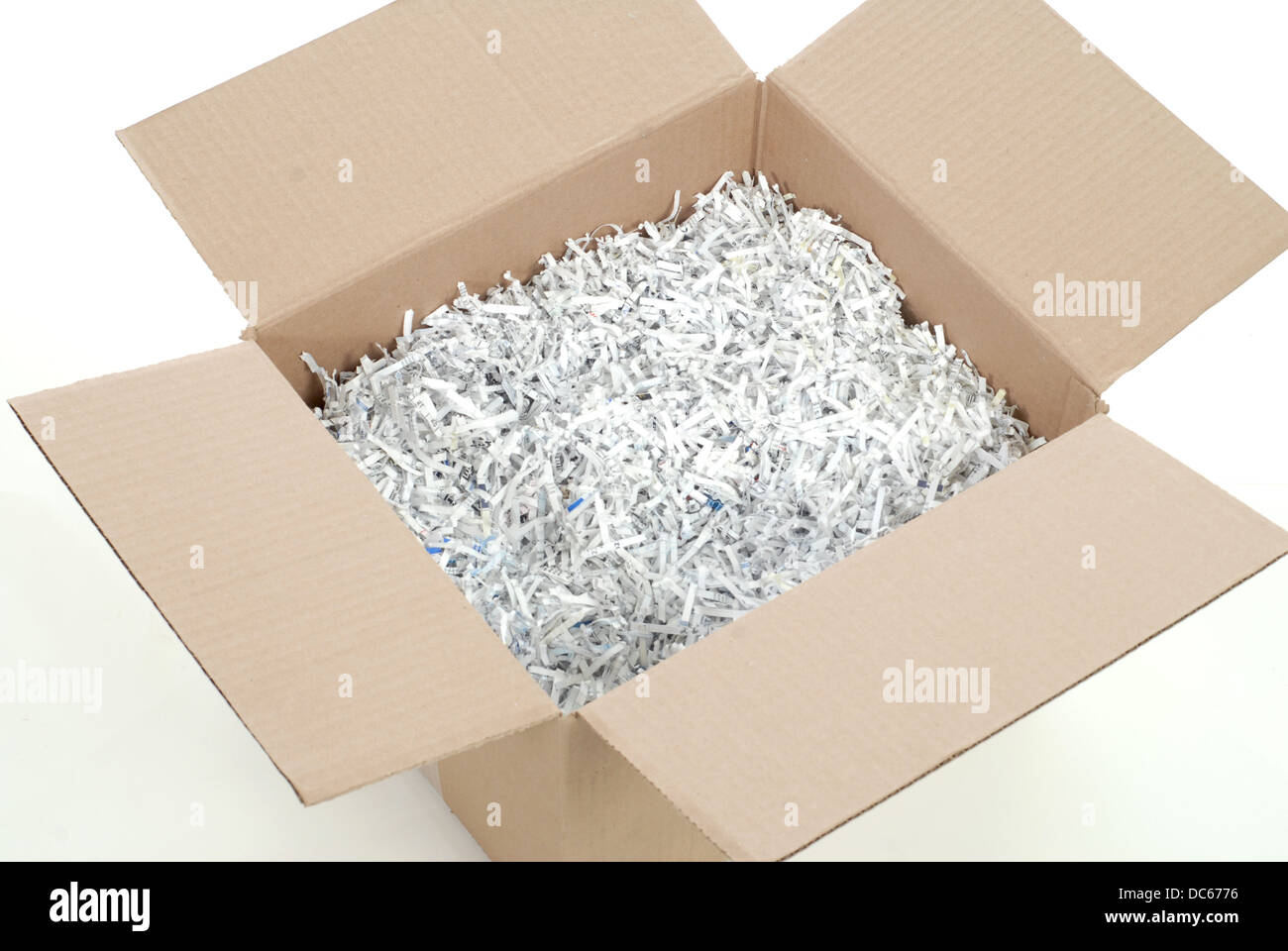 Boîte en carton pleine de papier déchiqueté - emballage sur fond blanc  Photo Stock - Alamy