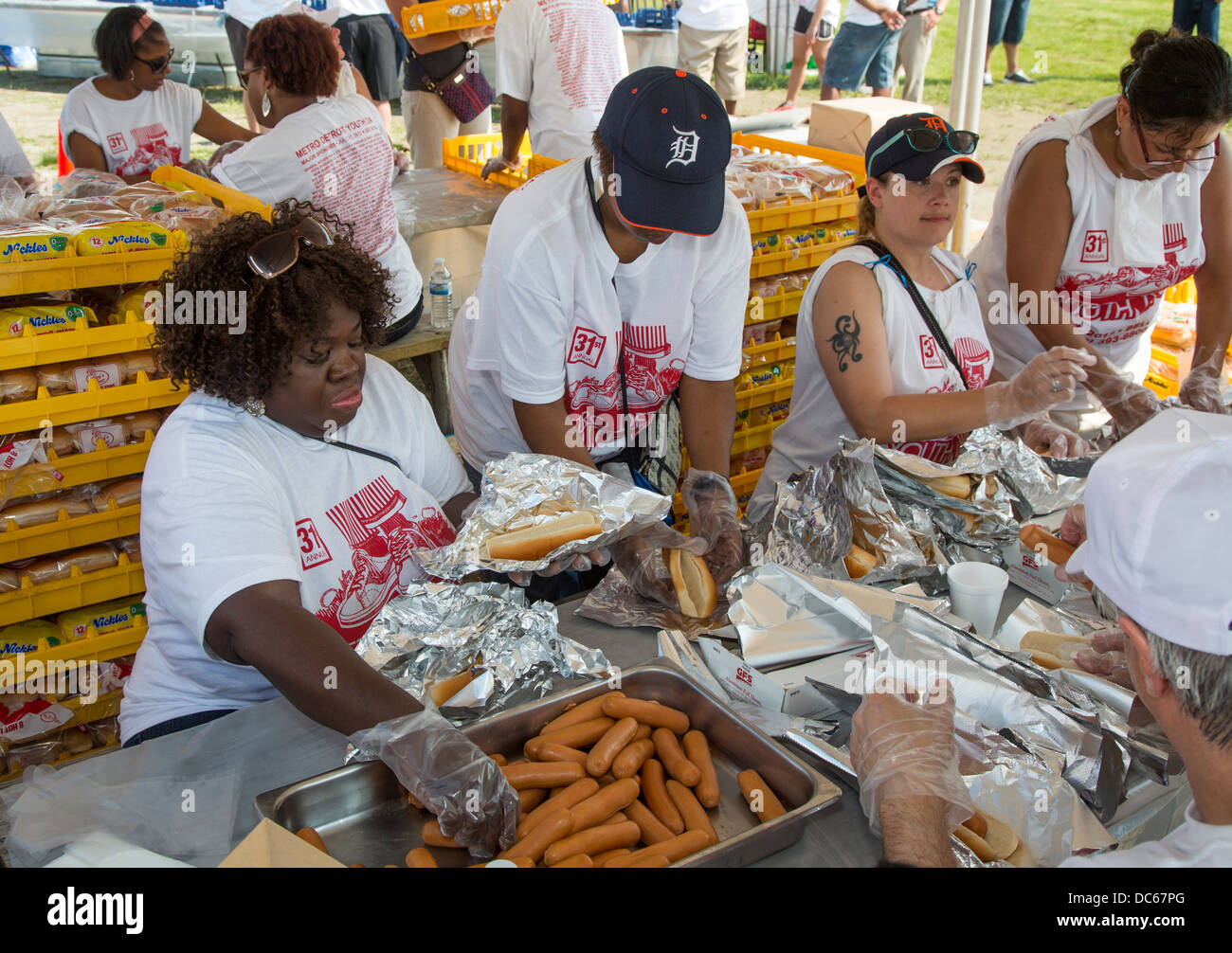 Des adultes bénévoles préparer le déjeuner pour plus de 30 000 enfants à l'assemblée annuelle de la Journée de la jeunesse métropolitaine de Detroit. Banque D'Images