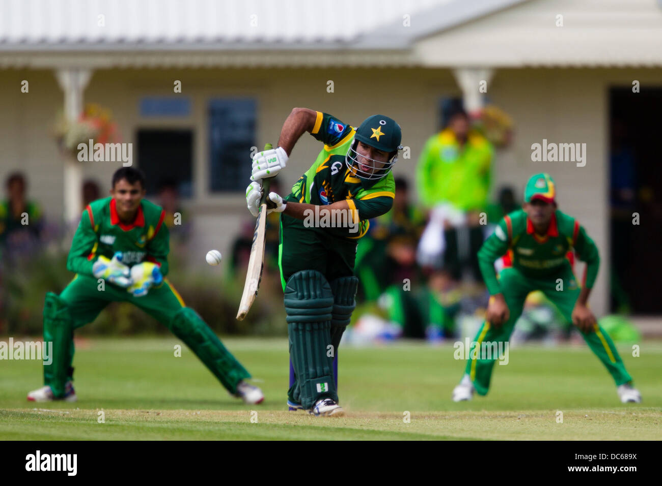 Market Harborough, Leicestershire, UK. Vendredi 9 août 2013. Action du match ODI entre le Pakistan et le Bangladesh U19 U19 dans le cadre de l'u19 Tournoi triangulaire de l'ODI joué en Angleterre. Credit : Graham Wilson/Alamy Live News Banque D'Images