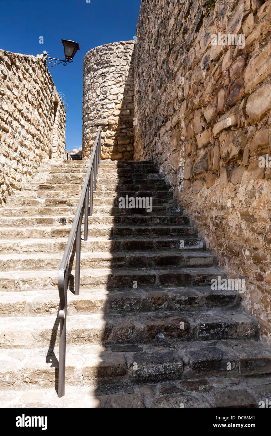 Escaliers en pierre à côté de forteresse à partir de la 16e siècle lors d'une journée ensoleillée, Rue de Sabiote, Jaen province, Andalusia, Spain Banque D'Images