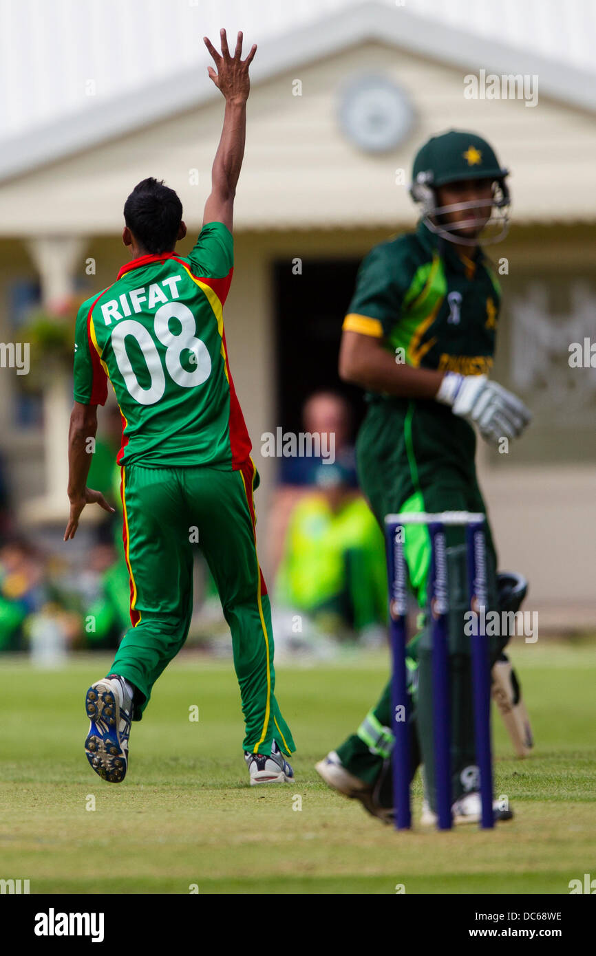 Market Harborough, Leicestershire, UK. Vendredi 9 août 2013. Le Bangladesh's Rifat Pradhan appelle à un faible poids. Action du match ODI entre le Pakistan et le Bangladesh U19 U19 dans le cadre de l'u19 Tournoi triangulaire de l'ODI joué en Angleterre. Credit : Graham Wilson/Alamy Live News Banque D'Images