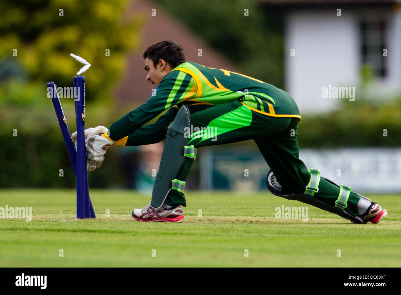 Market Harborough, Leicestershire, UK. Vendredi 9 août 2013. Saifullah Khan tente un run out. Action du match ODI entre le Pakistan et le Bangladesh U19 U19 dans le cadre de l'u19 Tournoi triangulaire de l'ODI joué en Angleterre. Credit : Graham Wilson/Alamy Live News Banque D'Images