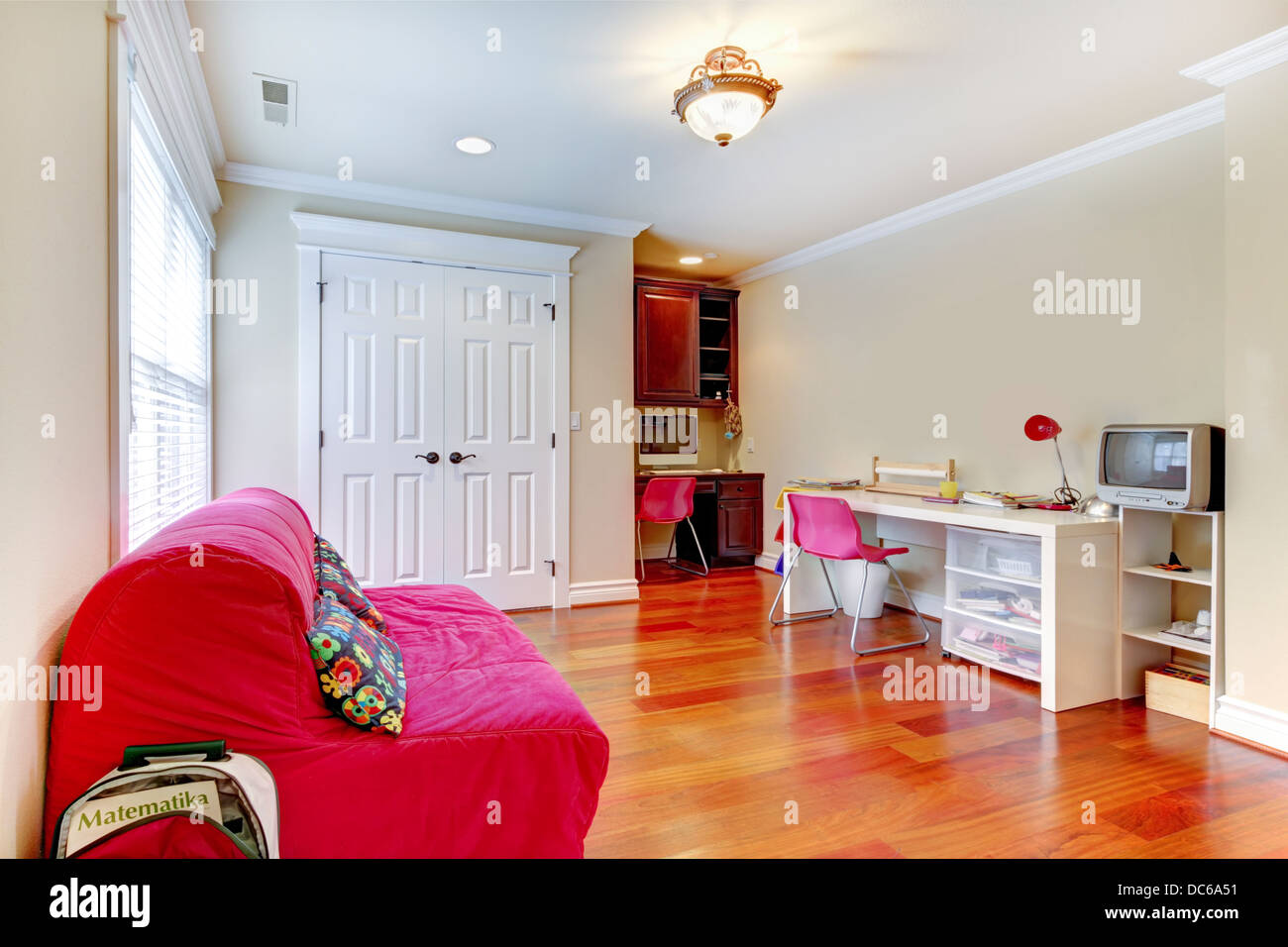 Les enfants jouent à la maison d'étude de l'intérieur chambre avec canapé rose. Banque D'Images