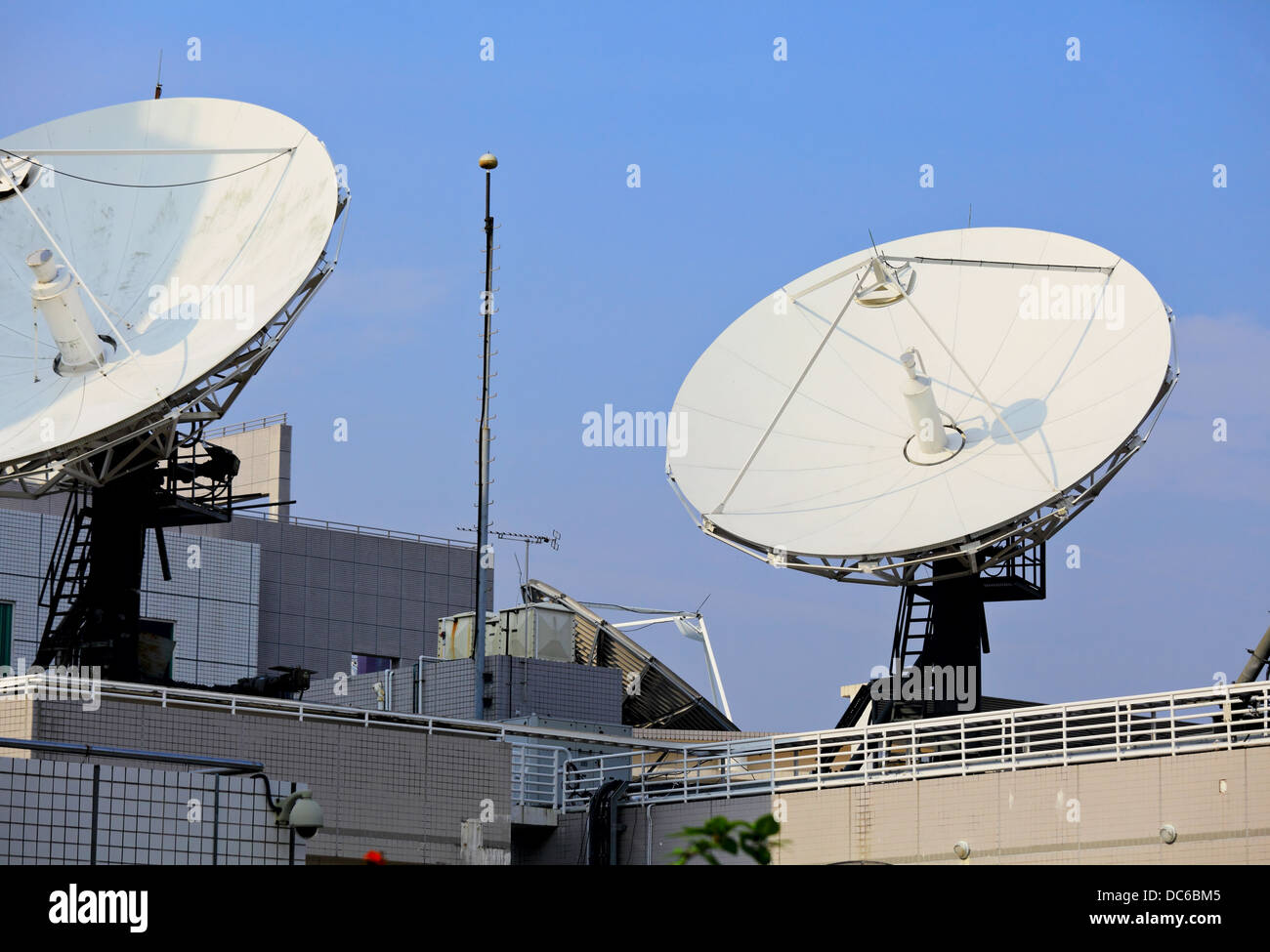 Antenne satellite sur le toit Banque D'Images