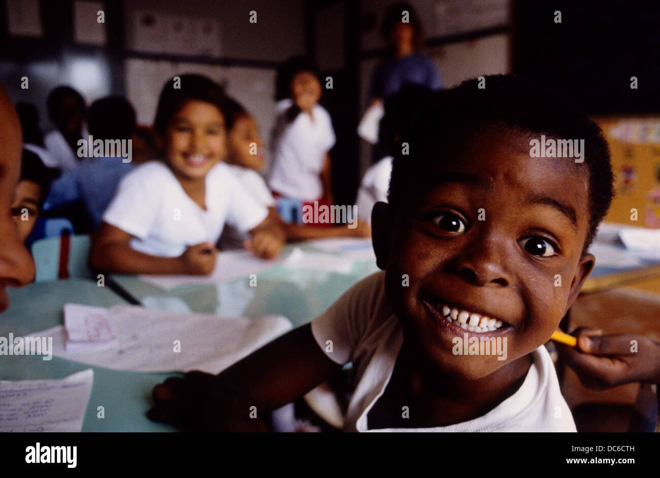 Multi-éducation ethinic 5 ans enfants en classe, Rio de Janeiro, Brésil. Banque D'Images