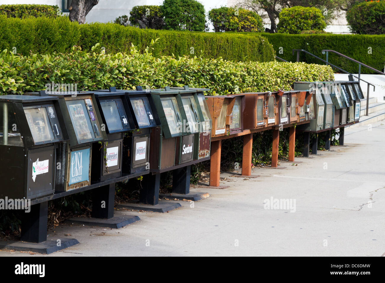 Les kiosques à journaux alignés sur la rue. Banque D'Images