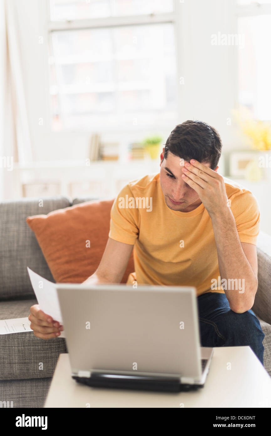 Man using laptop at home Banque D'Images