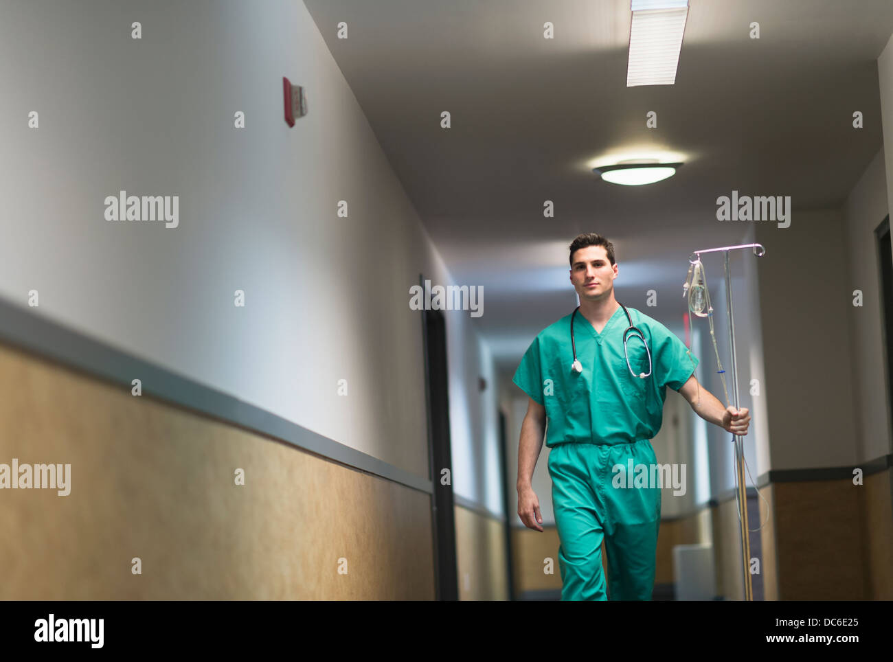Balades médecin in hospital corridor Banque D'Images