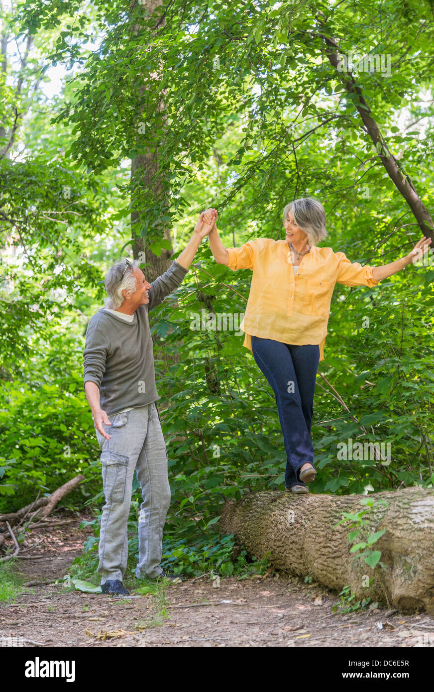 USA, New York State, New York, Central Park, Senior couple hiking in forest Banque D'Images