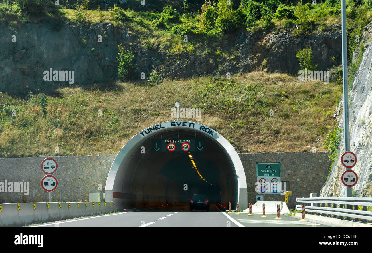 Sveti Rok tunnel (5681 m) qui passe par la montagne du Velebit Lika Croate, près de village Banque D'Images