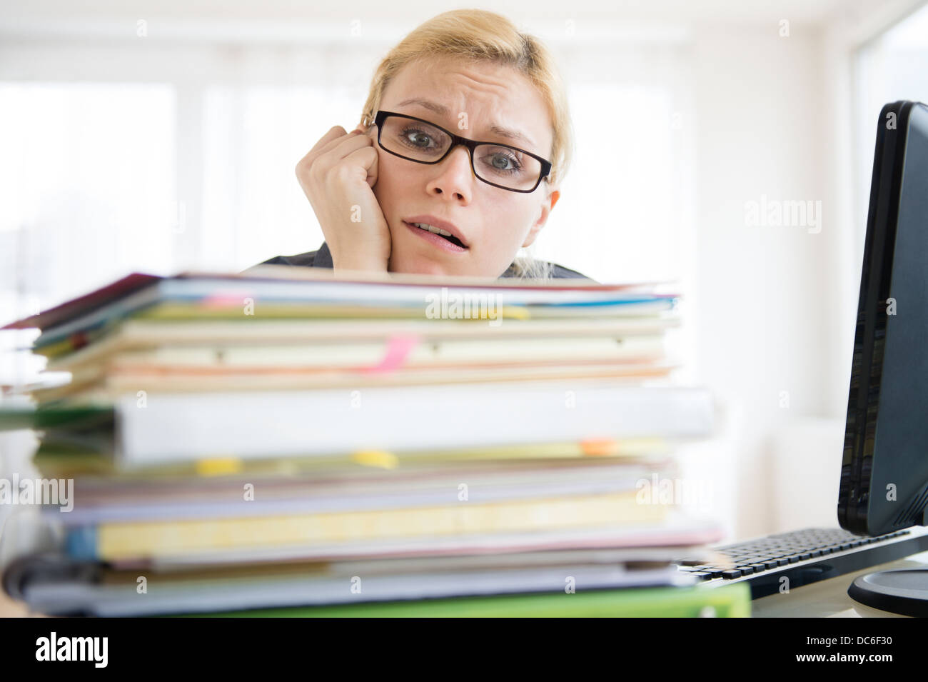 Young woman working at desk in office Banque D'Images