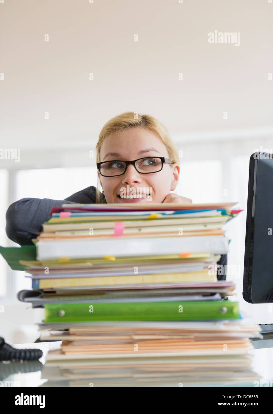 Young woman working at desk in office Banque D'Images