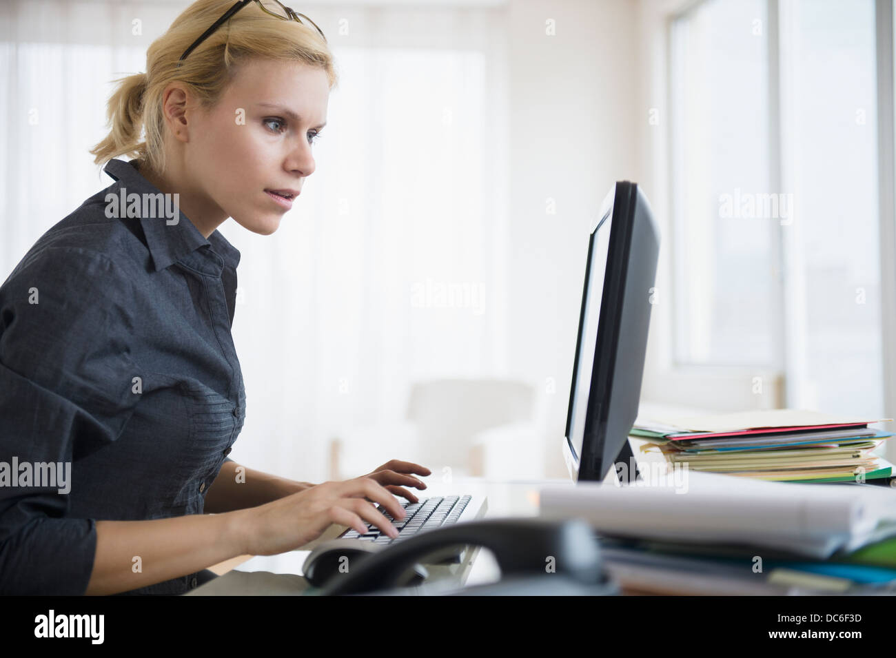 Young woman working at desk in office Banque D'Images
