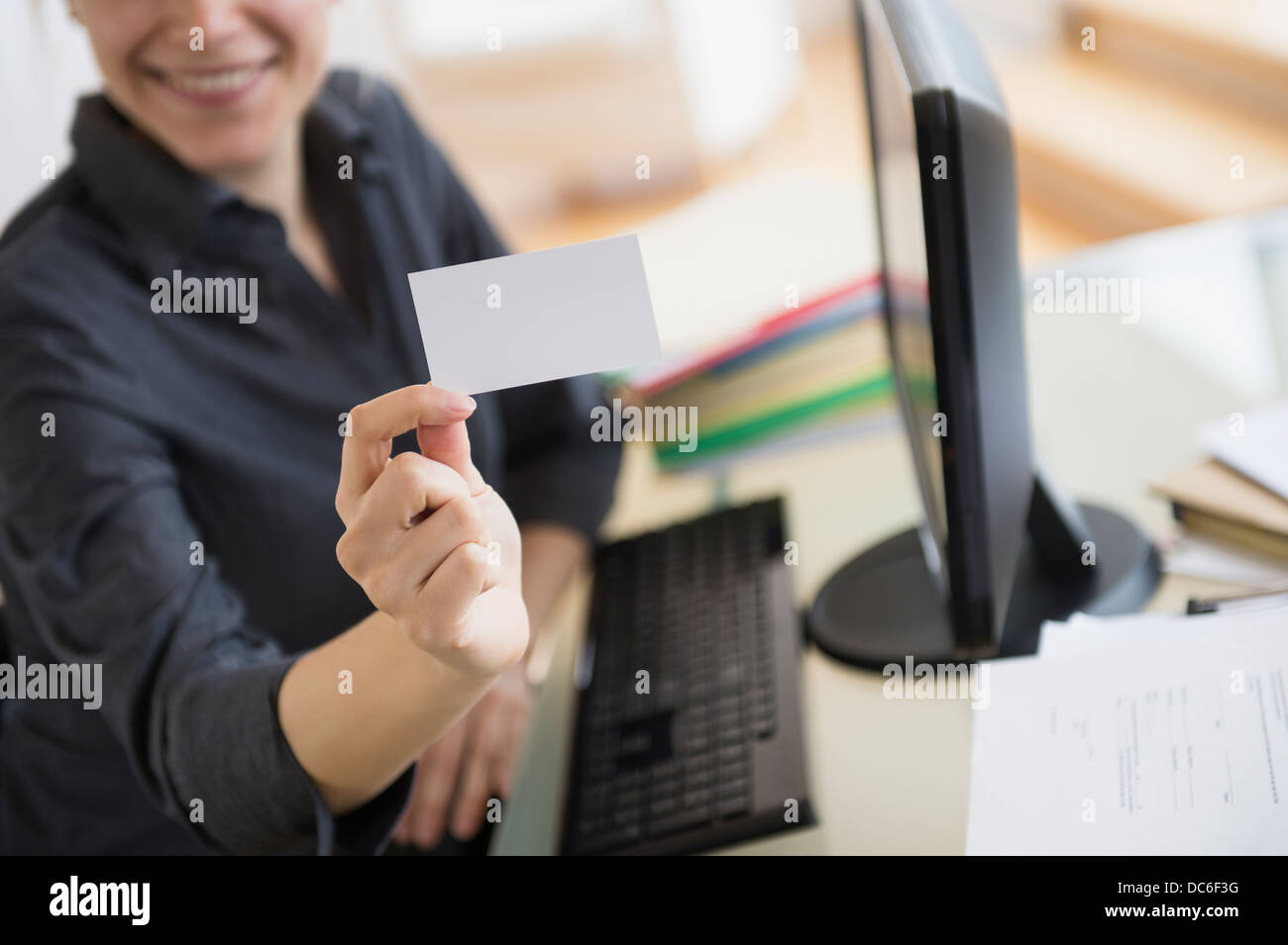 Young woman showing blank business card Banque D'Images