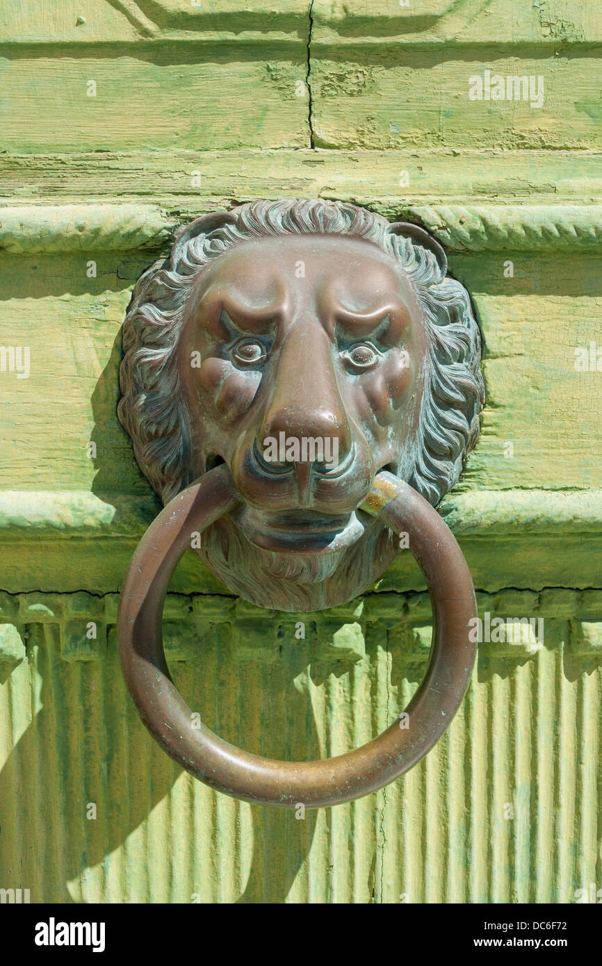 Marteau à la porte de Notre Dame du Carmel church dans Nerežišća sur Venise, Italie Banque D'Images